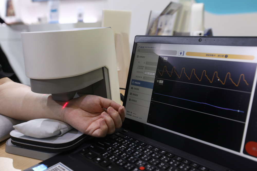 BBIN宝盈耘康脈象檢測系統透過電腦精準控制升降系統，還原中醫師三指把脈過程的舉、按、尋手法，將脈象感受轉化成數據，未來可結合大數據分析，實現智慧醫療及準確性